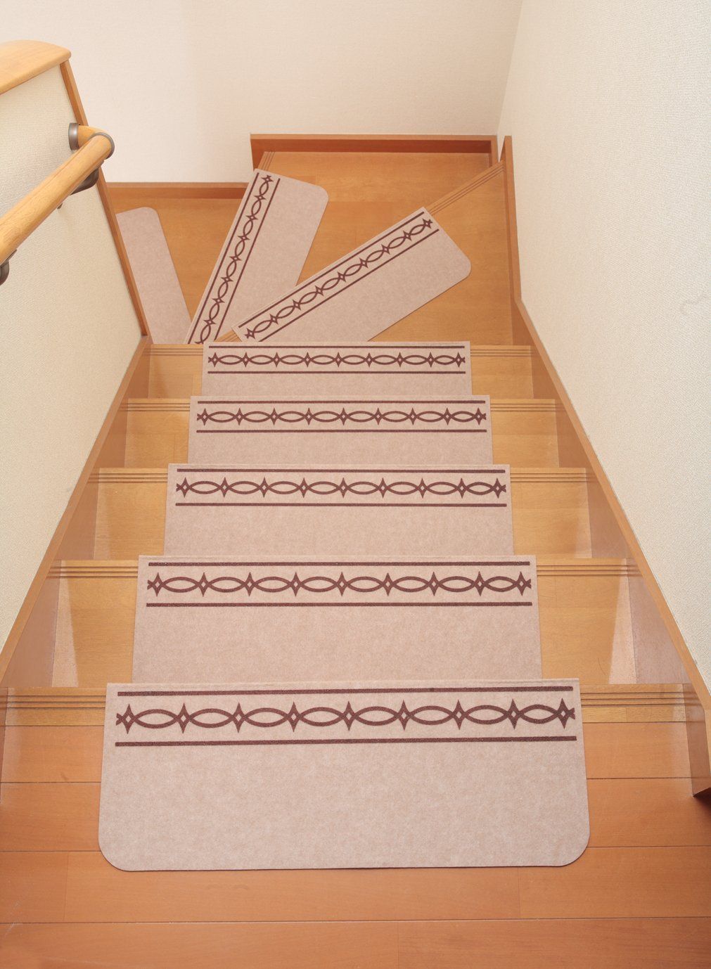 サンコー 階段マット すべり止め付 ずれない 洗える 日本製 折り曲げ付 ベージュ おくだけ吸着 55×21cm(折り曲げ55×4cm)15枚入 KA-42