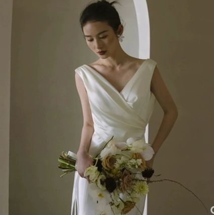 結婚式 Vネック サイドスリット ウェディングドレス ロング 韓国 結婚式 Vネック サイドスリット ウェディングドレス ロング 韓国