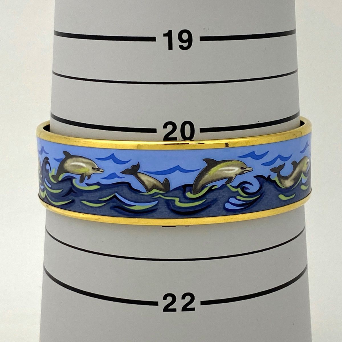 Hermes バングル エマイユ ラージ メッキ ブルー系 HERMES エルメス エマイユMM バングル ブレスレット 七宝 イルカ柄 ブルー  ゴールド | アクセサリー,ブレスレット・バングル | Brand Boutique SiSSY.Japon｜シシィ・ジャポン ,国立,買取強化中  HERMES エルメス ... 【専用】エルメス エマイユ 七宝 イルカ ブルー