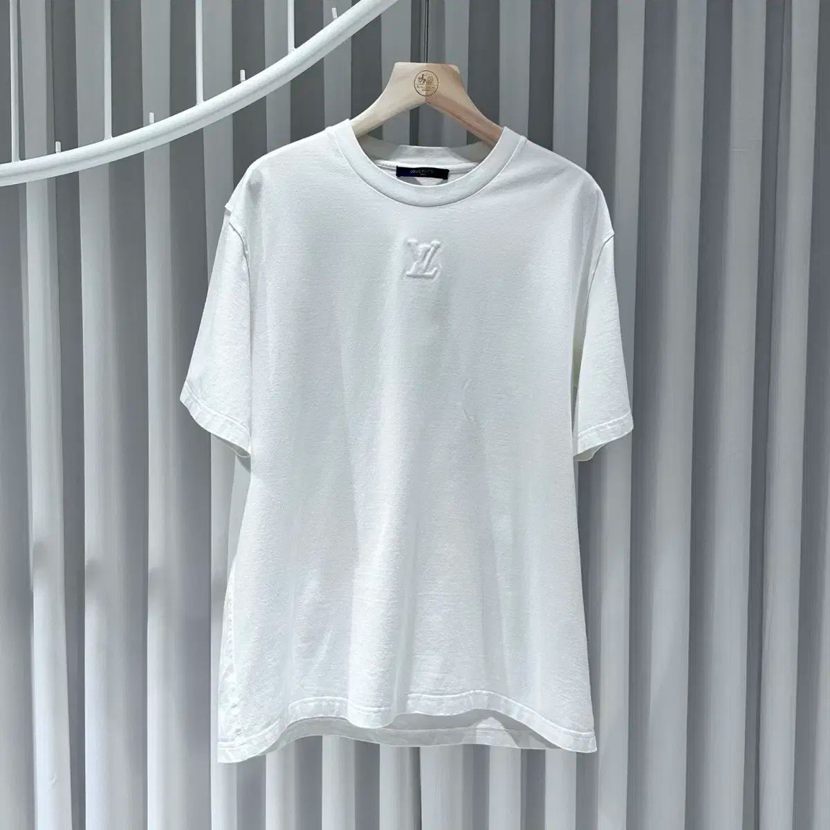XXL ／ Louis Vuitton(ルイヴィトン) エンボス加工 LV ロゴ 半袖