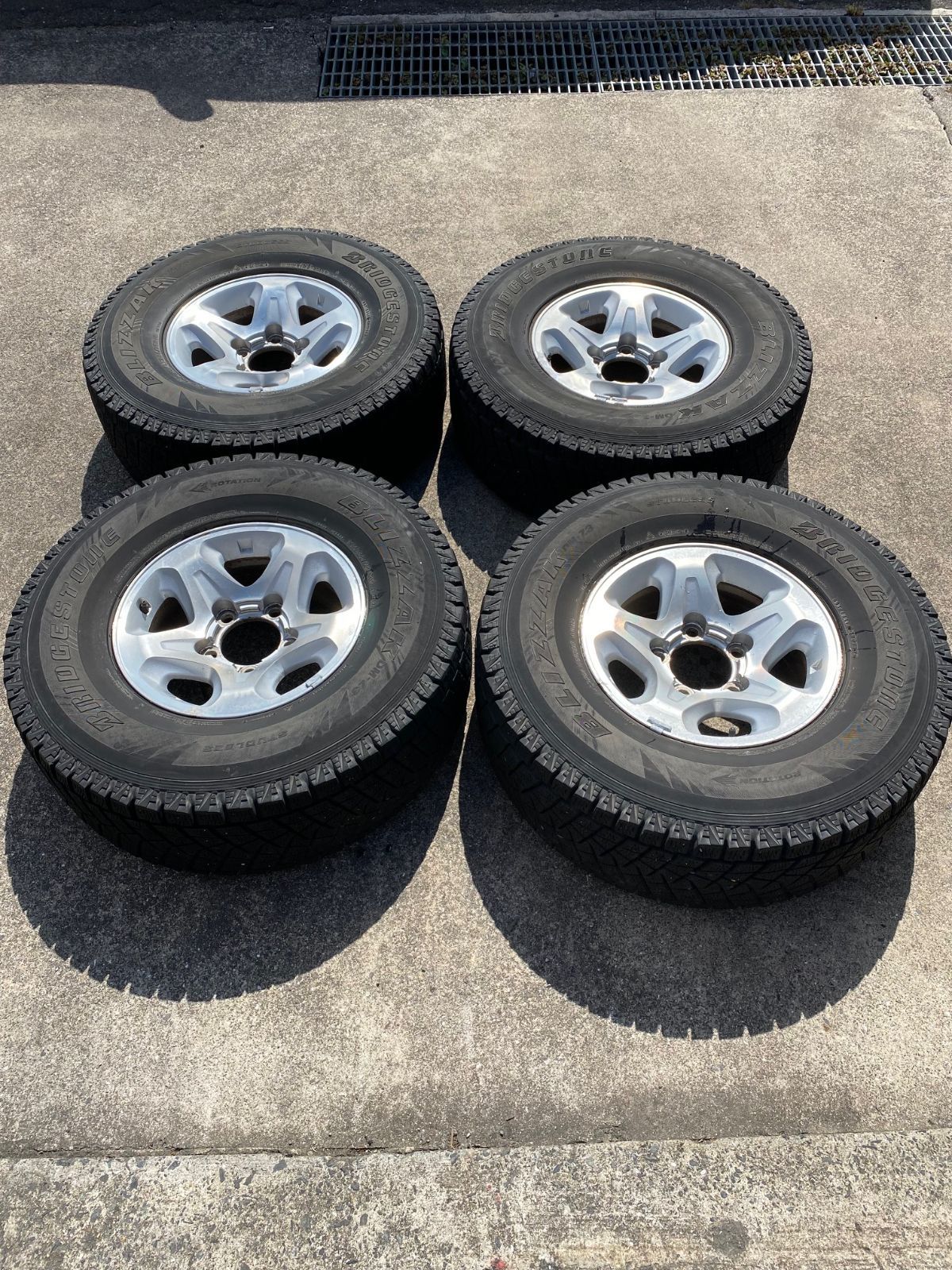 トヨタ ランクル76 純正ホイール ブリジストンスタッドレス 285 