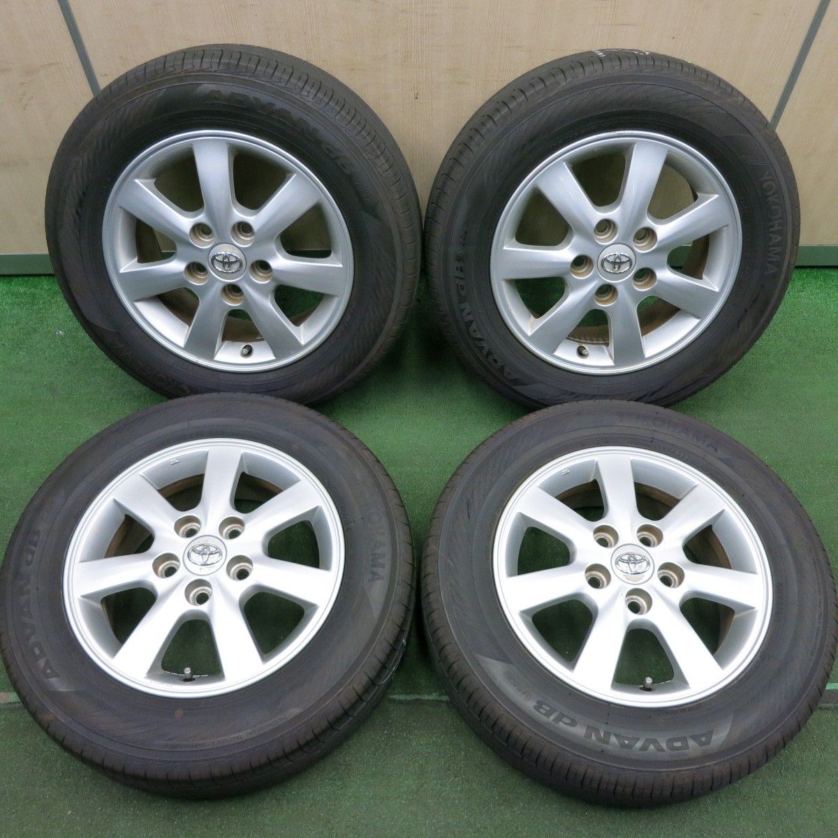 *送料無料* バリ溝！22年！9.5分トヨタ アイシス 純正 195/65R15 ヨコハマ アドバン dB V552 15インチ PCD114.3/5H4032404HAノ