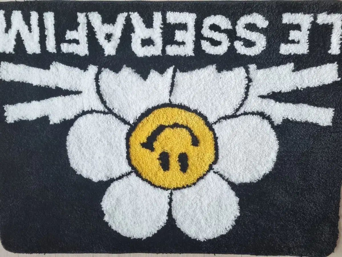 LE SSERAFIM ルセラフィム フロアマット ラグ ウィグルウィグル LE