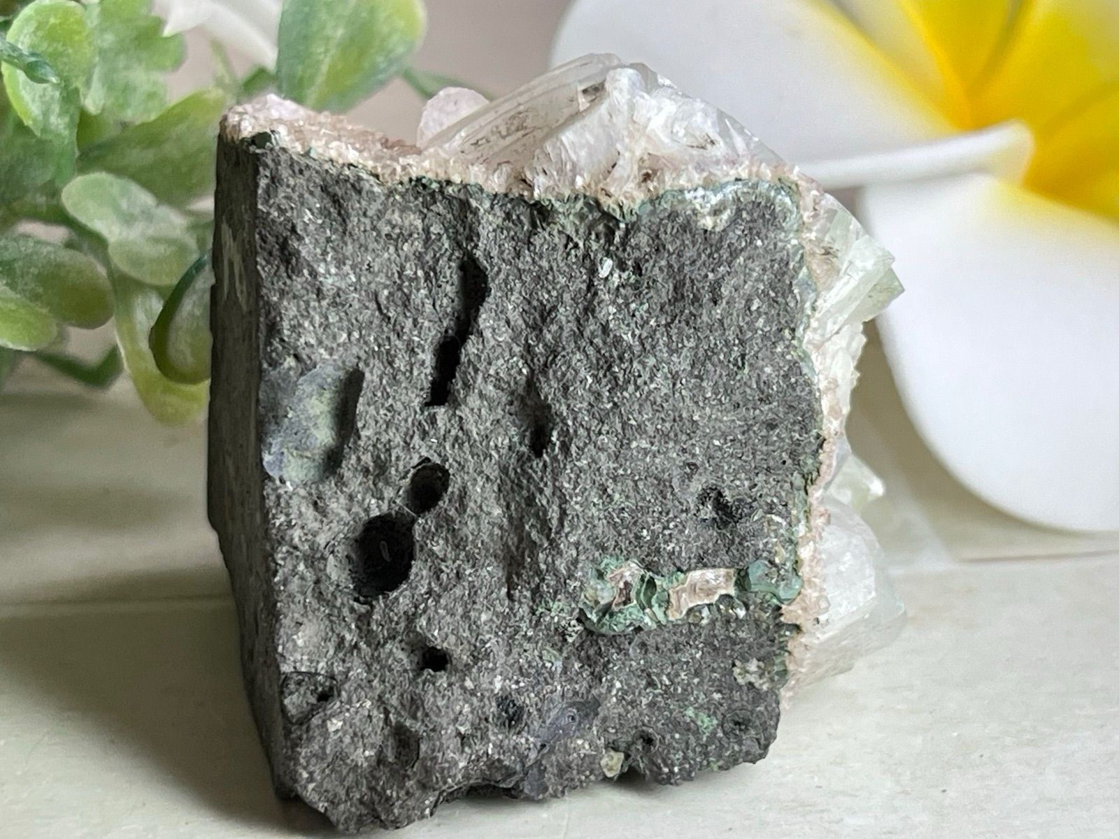 インド産　グリーンアポフィライト原石440g スティルバイト共生 グリーンアポフィライト 共生スティルバイト ポイント インド