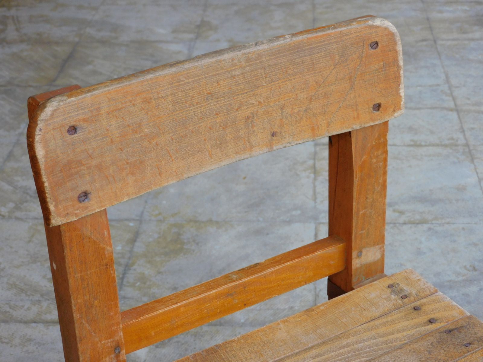 配送員設置 ふるい木味 背もたれ付きの椅子 HK-a-02809 / 古道具