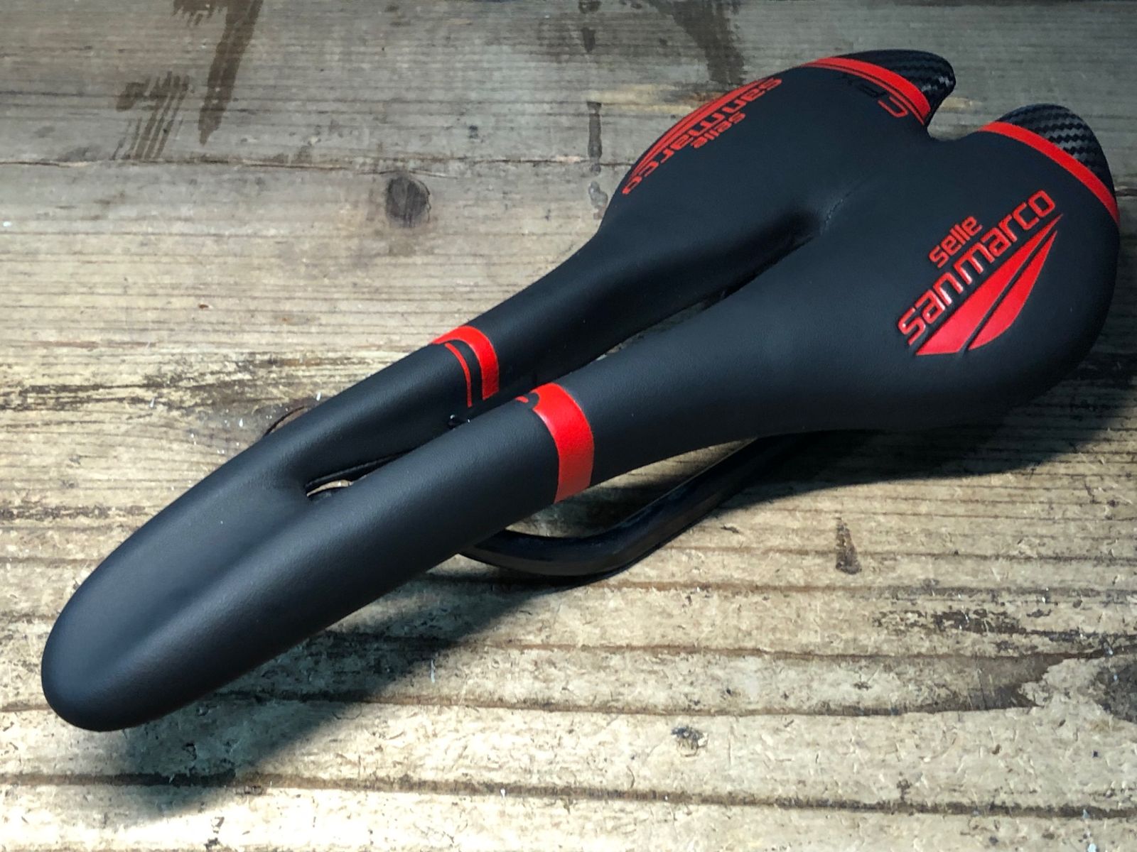 JJ501 セラサンマルコ selle sanmarco ASPIDE CARBON FX カーボンレール サドル 黒|赤