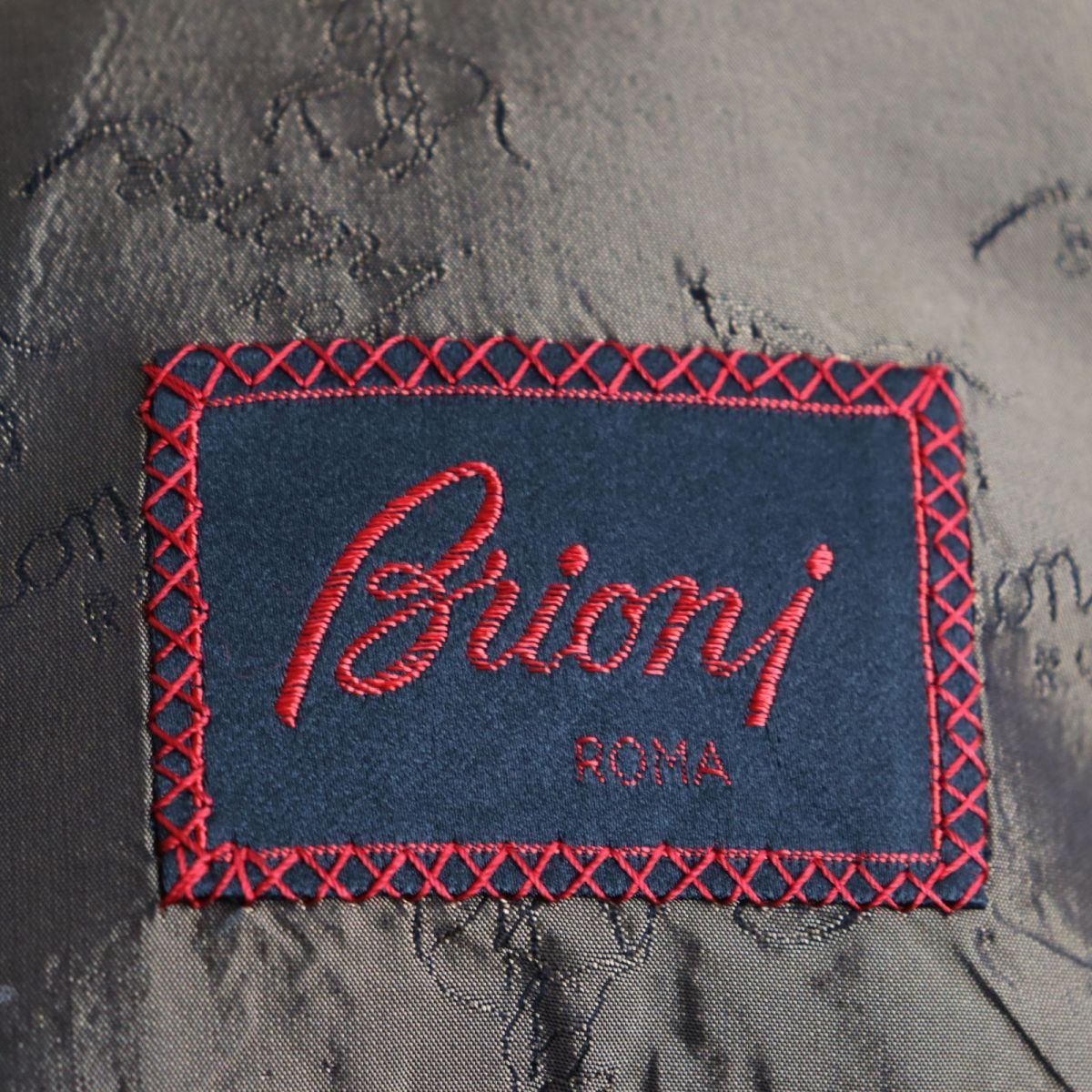 美品○Brioni ブリオーニ カシミヤ100％ 裏地ロゴ刺繍 ピークドラペル 