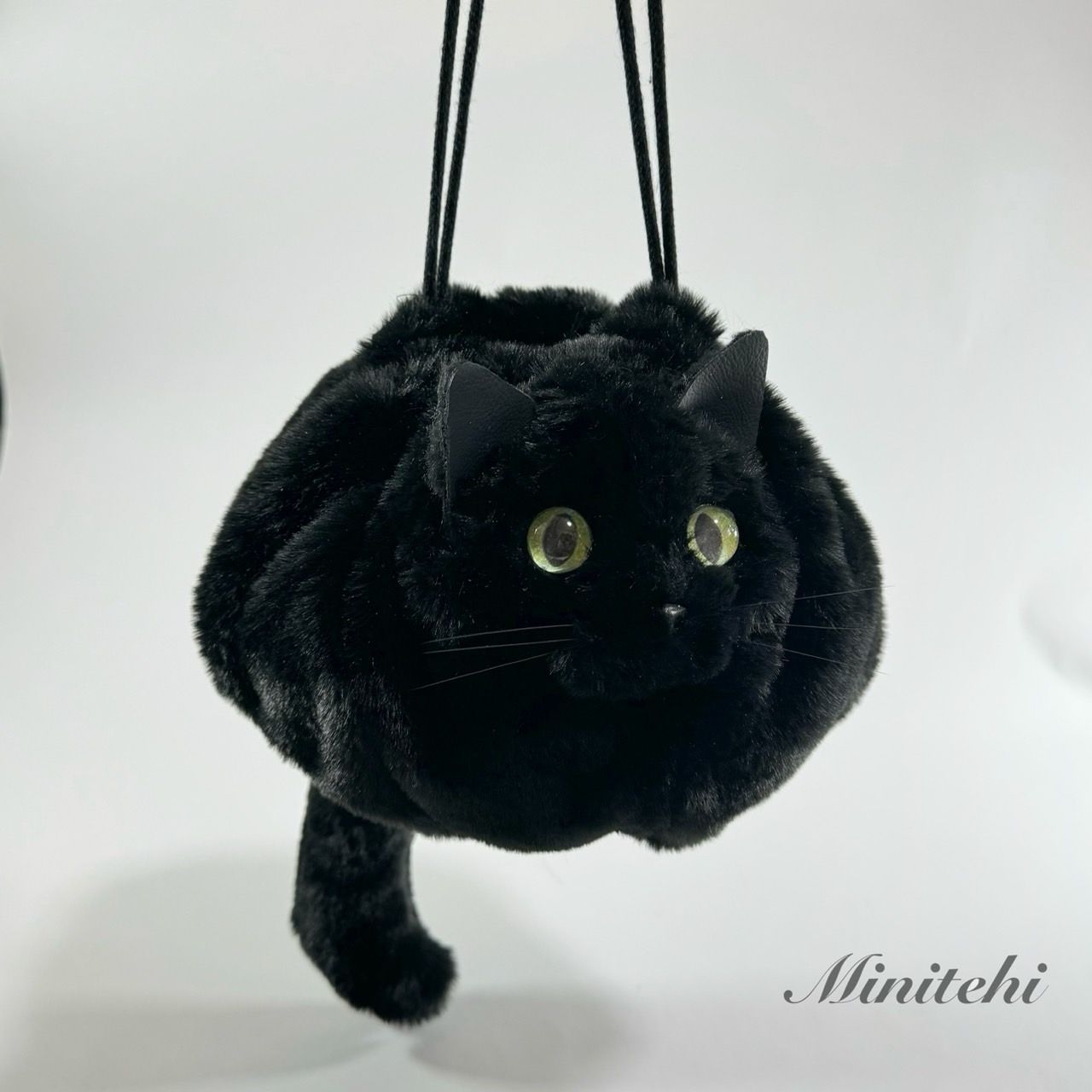 ぬいぐるみみたいな 香箱座りの黒猫さん巾着バッグ　トート　ミニショルダー　ポシェット　黒ねこ　猫雑貨　猫グッズ　リアル　ショルダーバッグ　きんちゃく