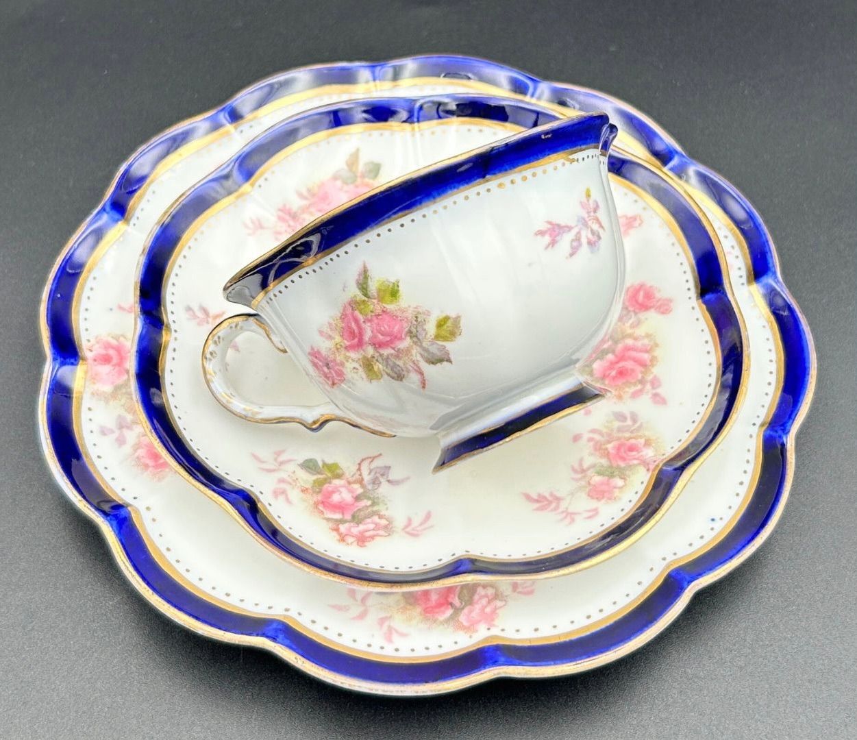 波打つ縁 優美なデザイン