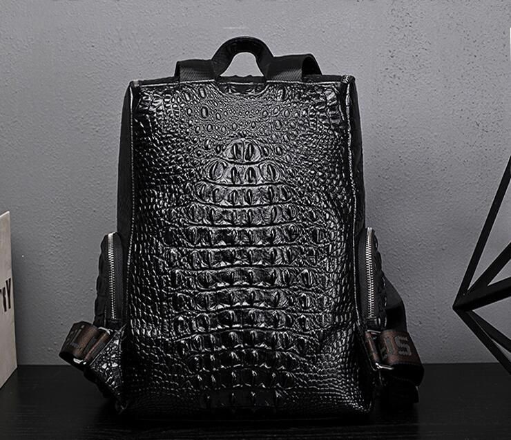 ラコステ刻印ワニ ロゴ牛革レザー黒バックパック鞄クロコダイル鰐クロコ柄リュック革 ラコステ刻印ワニ ロゴ牛革レザー黒バックパック鞄クロコダイル