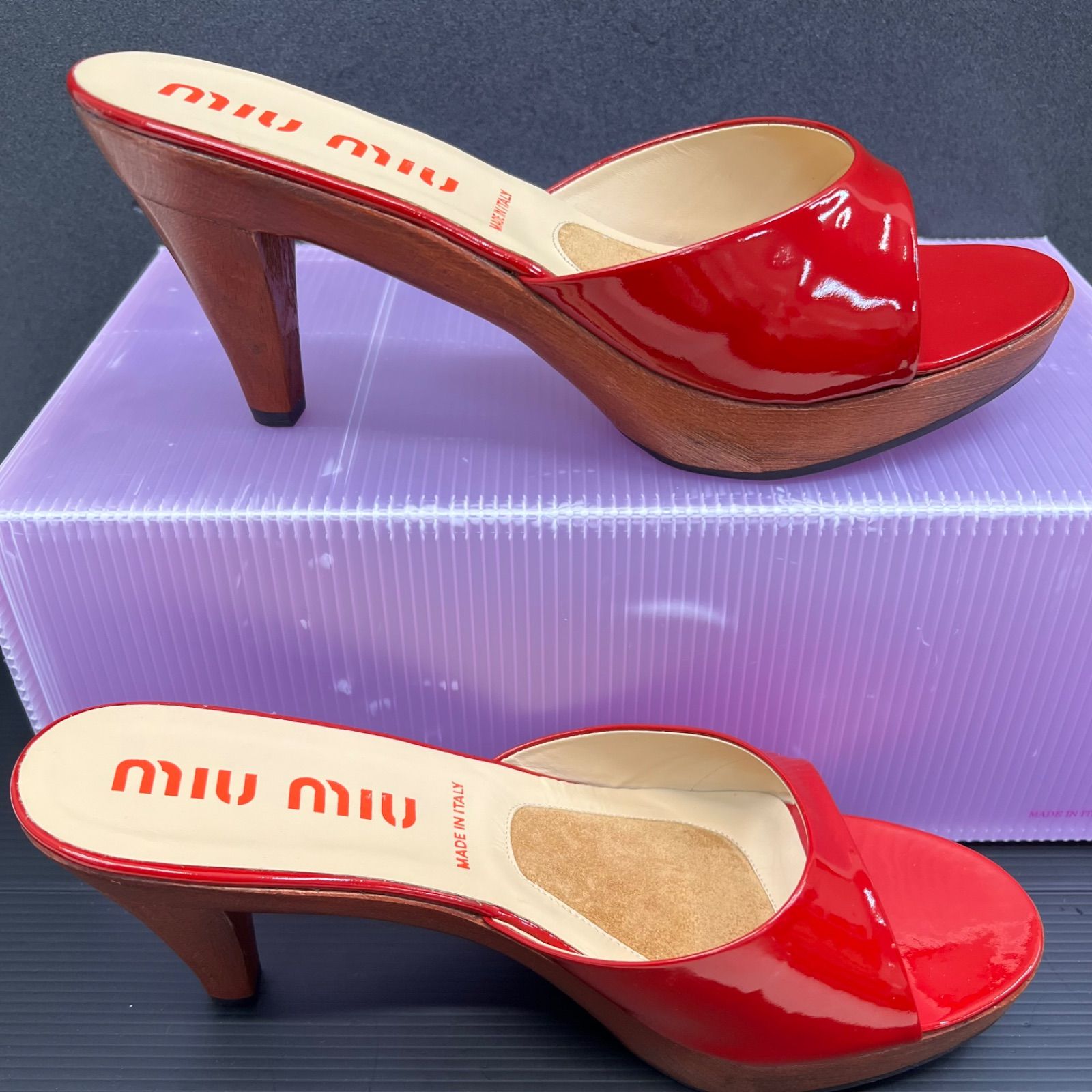 MIUMIU ミュウミュウ　パンプス　赤　エナメル　34.5 21.5〜22.5 miumiu ミュウミュウ パテントレザー ストラップパンプス レッド