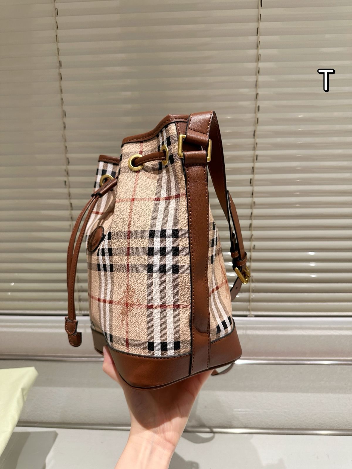 ★関税込み・送料無料★ バーバリー バケットバッグ 今日特価】Burberry New Bucket Bag・バーバリー ニュー
