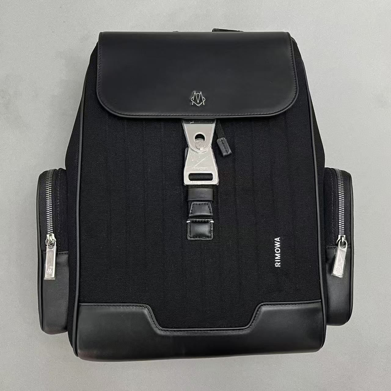 RIMOWA リュック・バックパック ブラック Signature Backpack Medium in ECONYL® Nylon - Black | RIMOWA