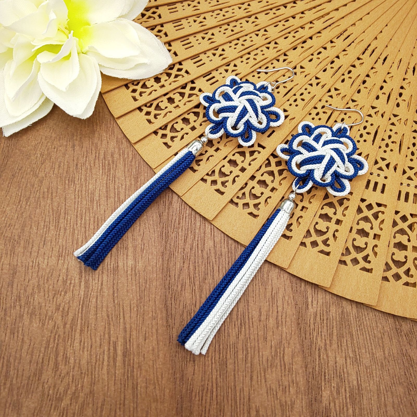 八重菊結びのタッセルピアス・イヤリング（紺・ネイビー×白・ホワイト