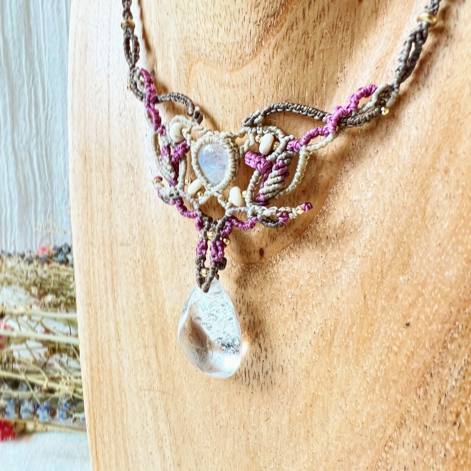 レインボームーンストーンのマクラメネックレス レインボームーン