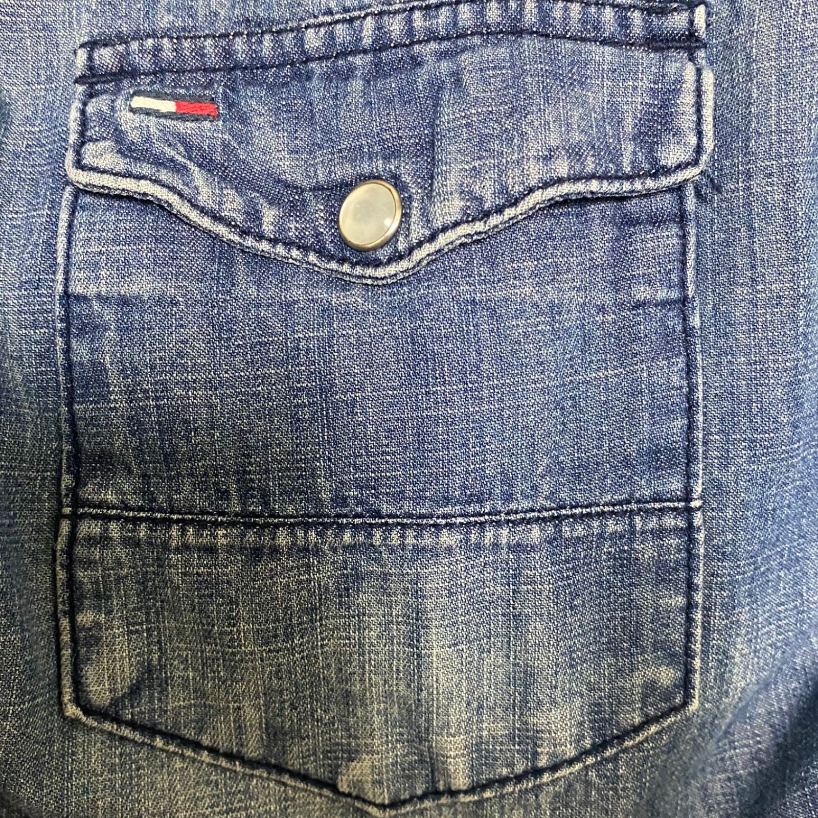 (^w^)b TOMMY HILFIGER DENIM トミーヒルフィガーデニム デニムシャツ シャツ コットン 綿 100% ウエスタン ボタン ロゴ  ワンポイント インディゴ ブルー ヴィンテージ感 アメカジ ストリート 羽織 フェード メンズ サイズS