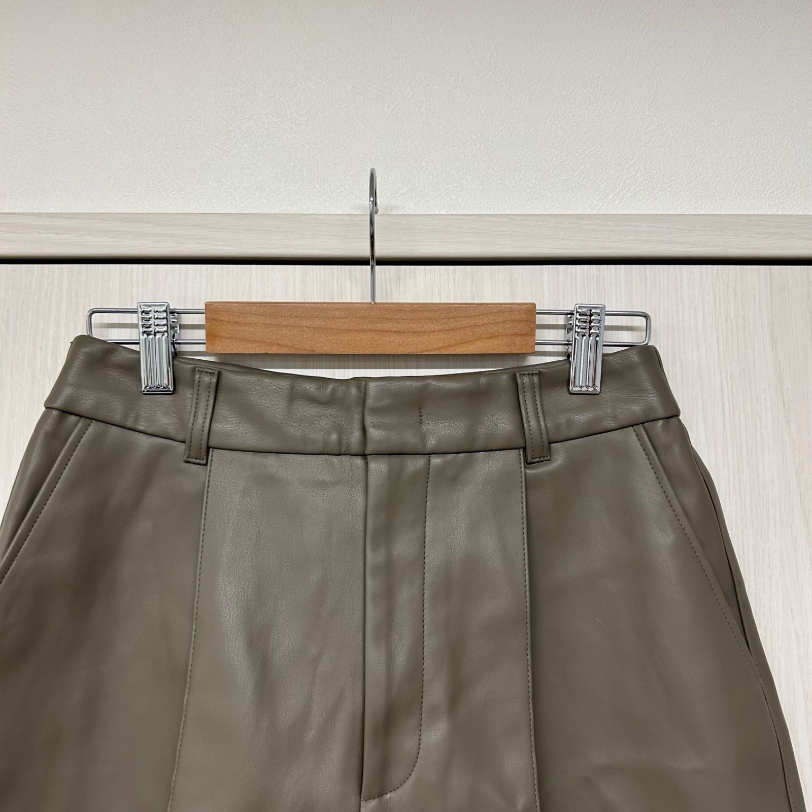 GU ジーユー フェイクレザーショートパンツ（ブラウン系）M