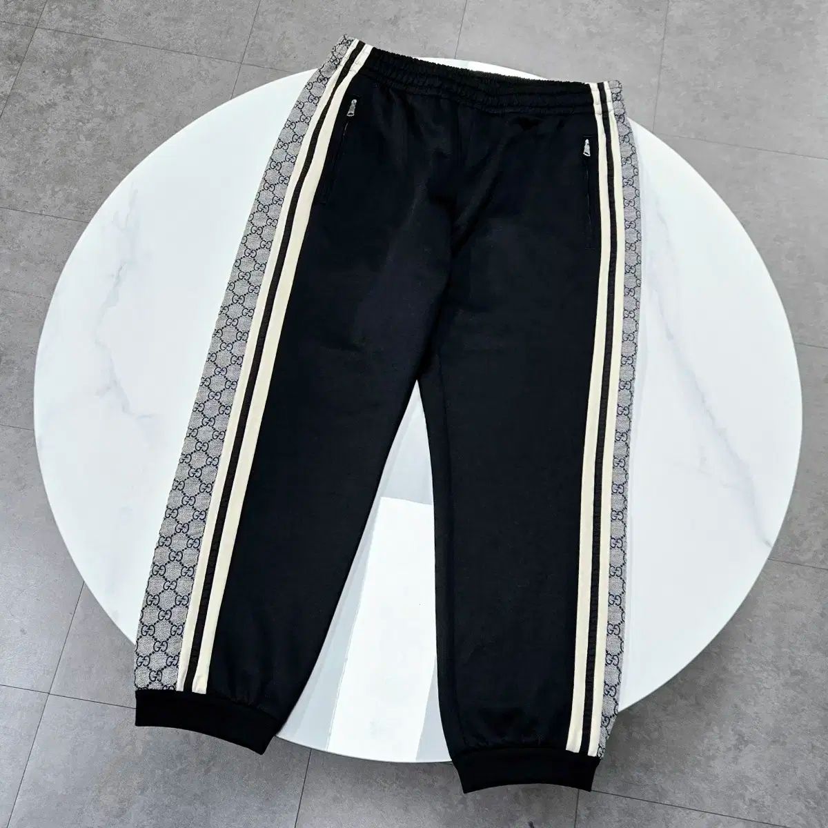 百貨店販売モデル GUCCI グッチ GG サイドライン テクニカル ジョガーパンツ M 黒