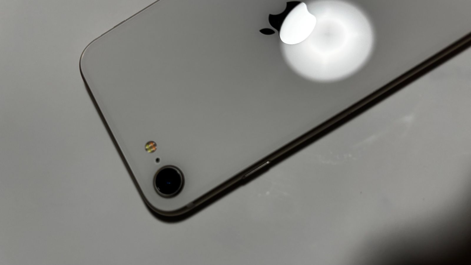 iPhone SE3 128Gb SIMフリー スターライト　白色　506172 iPhone SE3 128Gb SIMフリー スターライト 白色 506172 - メルカリ