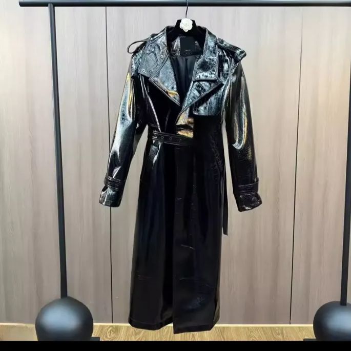 光沢エナメルロングコート - メルカリ