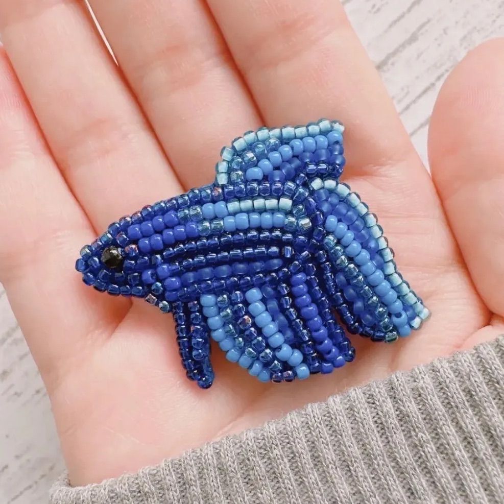 ビーズ ブローチ ベタ 熱帯魚 魚 ハンドメイド ビーズ刺繍 アクセサリー - メルカリ