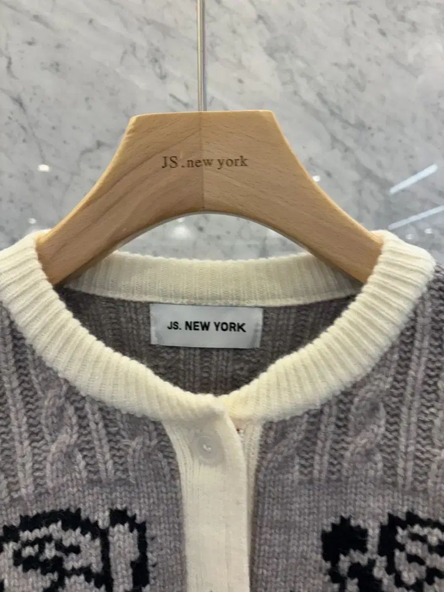 JS YORK スタイル 2025 F W ラウンド バイ フラワー ケーブル編み POINT ニットカーディガン