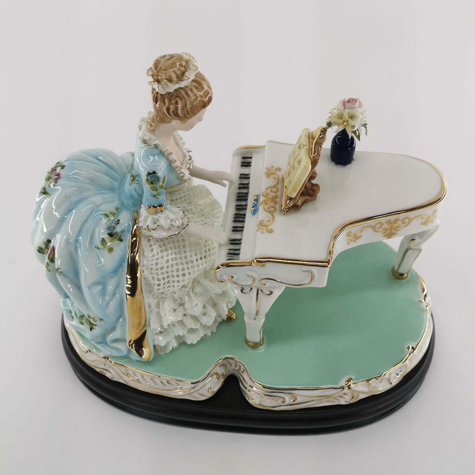 ピアノを弾く貴婦人