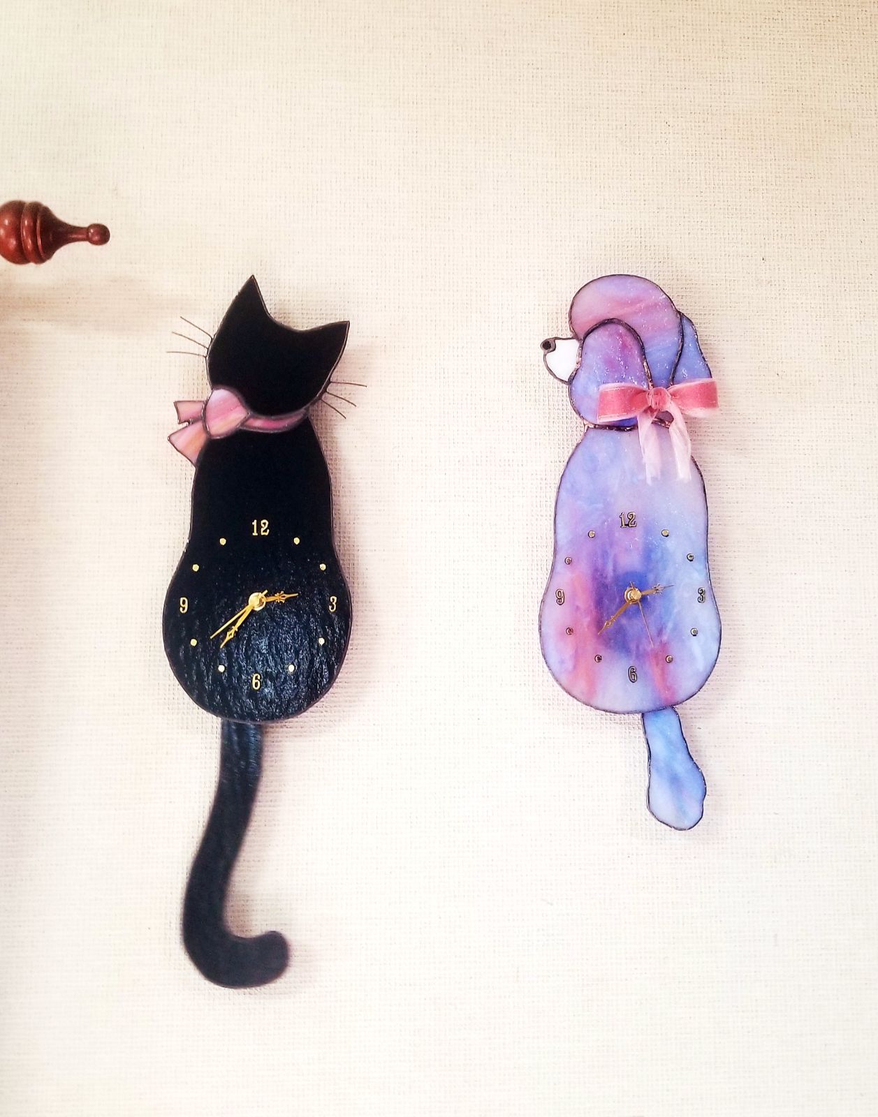 商売繁盛モチーフ　ステンドグラス　黒猫のしっぽ振り時計 商売繁盛モチーフ ステンドグラス 黒猫のしっぽ振り時計 - メルカリ