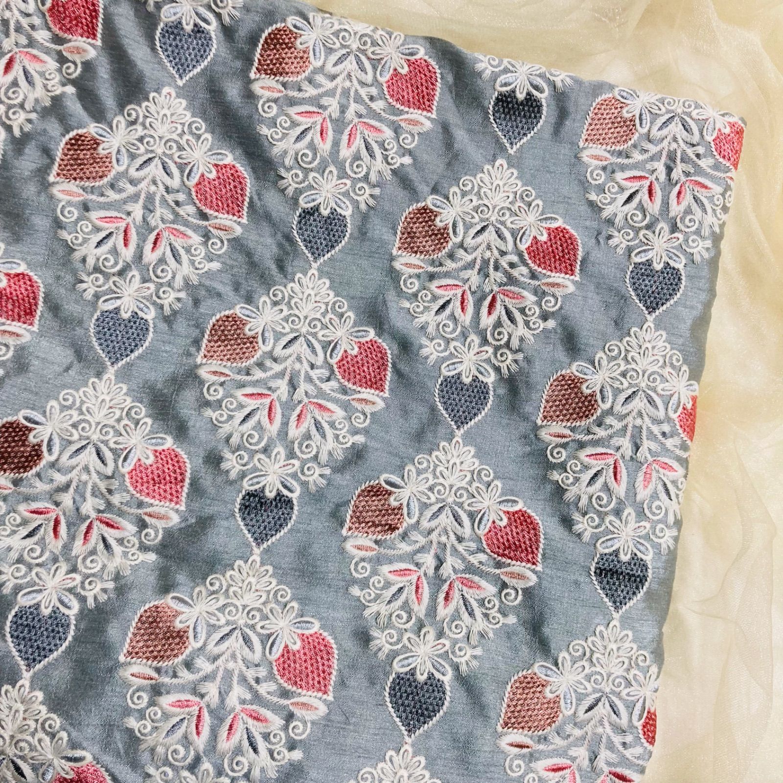 余った生地を出品致します様専用　刺繍生地×3点 余った生地を出品致します様専用 刺繍生地×3点