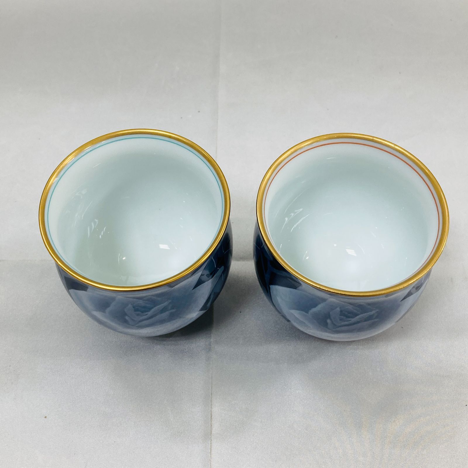 香蘭社　瑠璃白薔薇蓋付湯呑み A【美品】香蘭社 瑠璃色 白薔薇 バラ 急須 湯呑み 2客 茶の間 箱