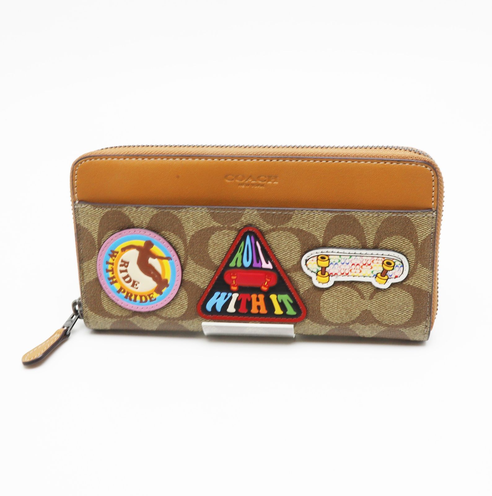 【ラッピング可】【公式】コーチ - アコーディオン ウォレット・シグネチャー キャンバス・パッチ - メンズ - カーキ マルチ ギフト プレゼント クリスマス