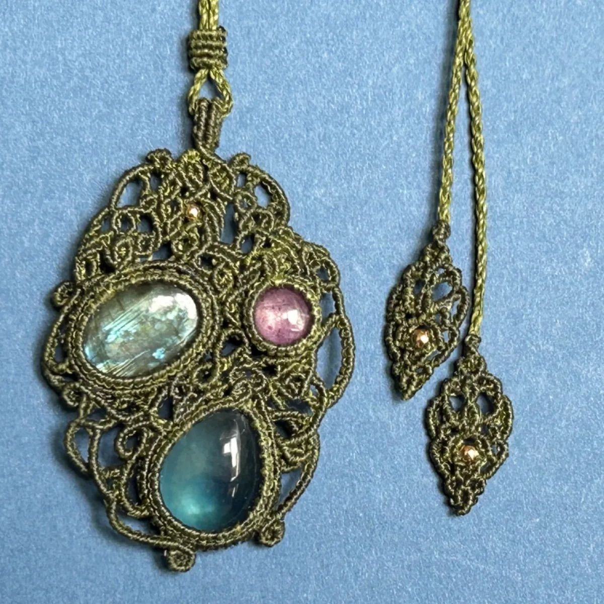 ルビー、フローライト、ラブラドライトのマクラメネックレス ストア