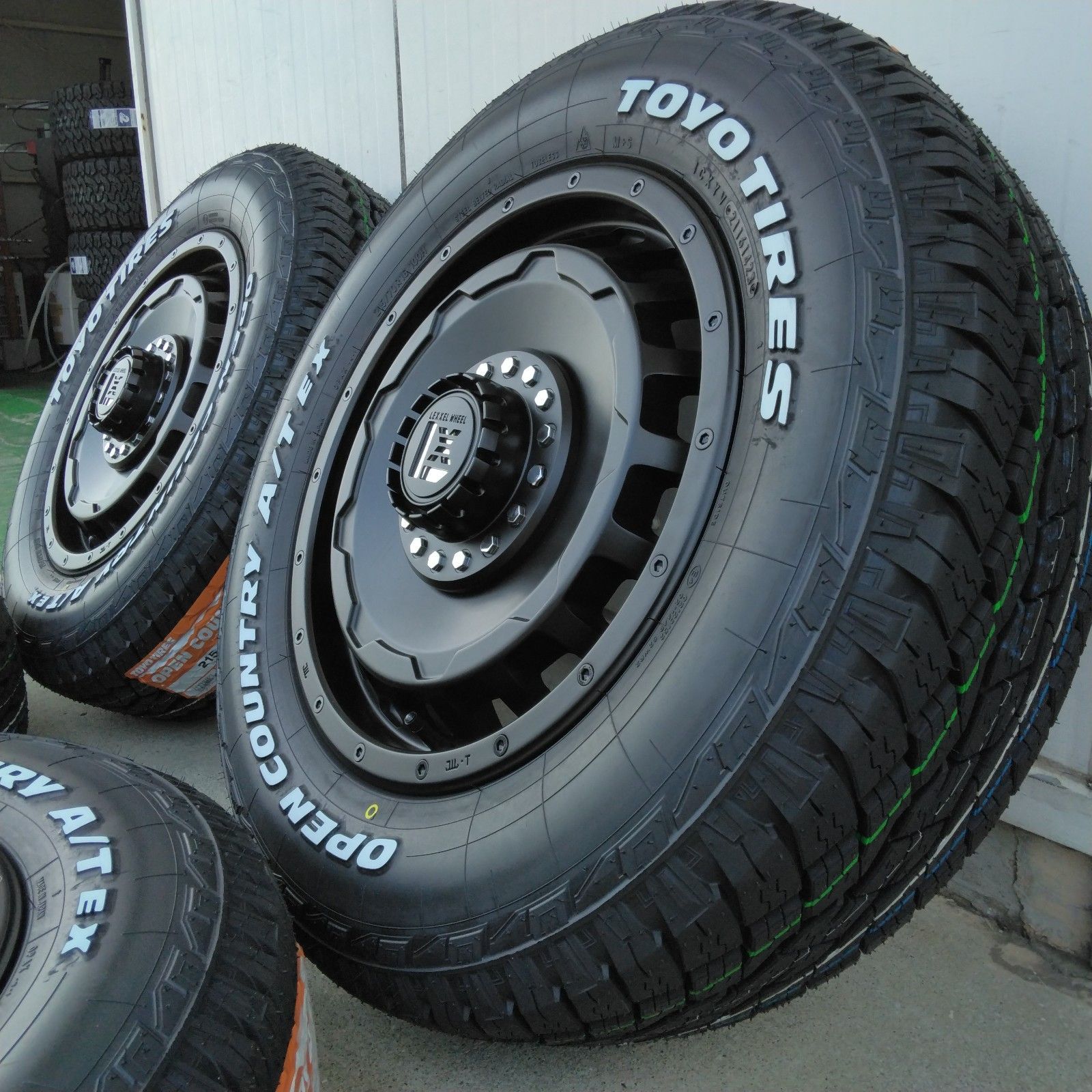 ヴェゼル プリウスα タイヤホイールセット トーヨー オープンカントリー A/T EX 205/65R16 195/65R16 ホワイトレター  LEXXEL SwaGGer 16インチ