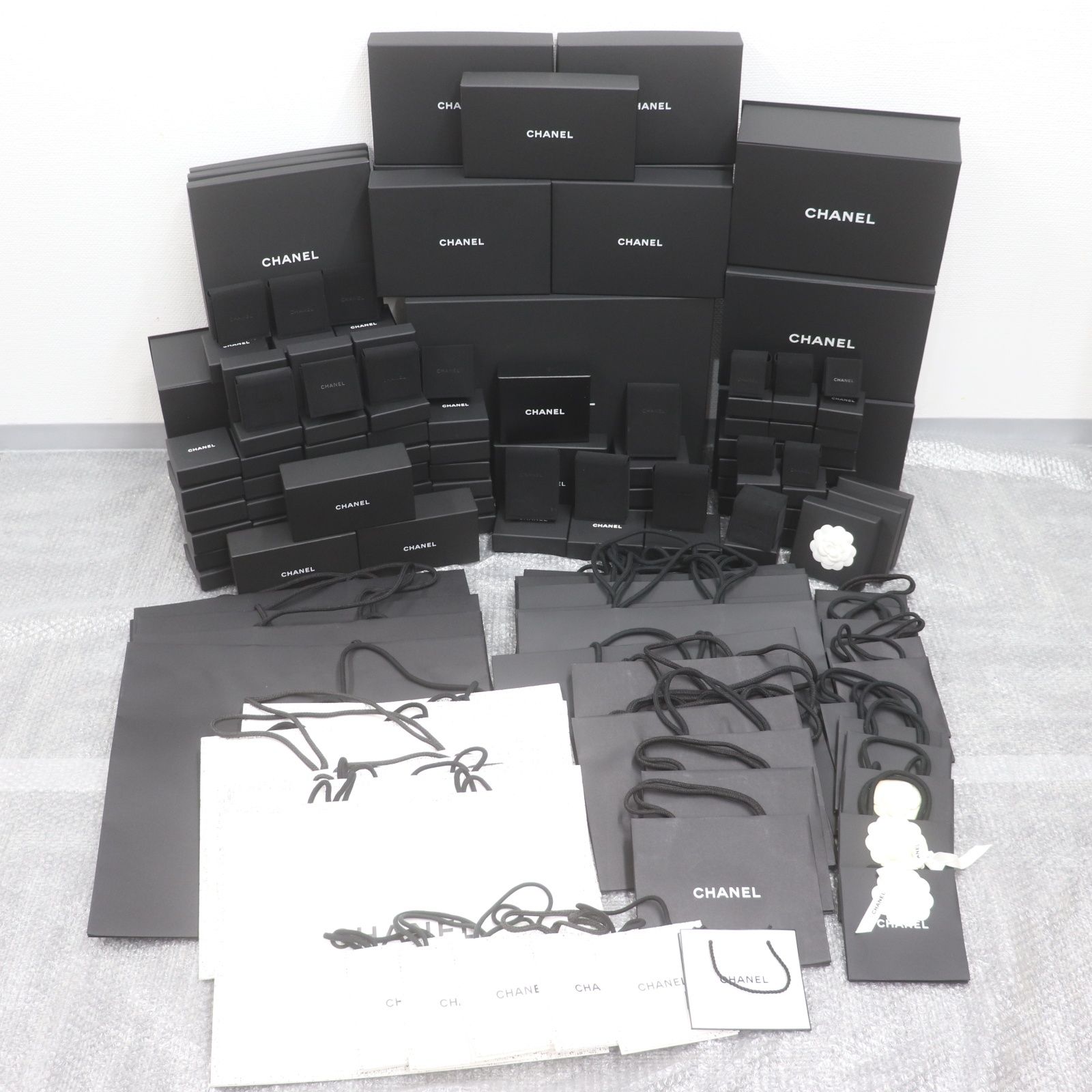 ITKHBDXYWIRW CHANEL シャネル ブランド 箱 BOX ショッパー 純正 ブラック ホワイト インテリア おまとめ 箱93個 紙袋45枚