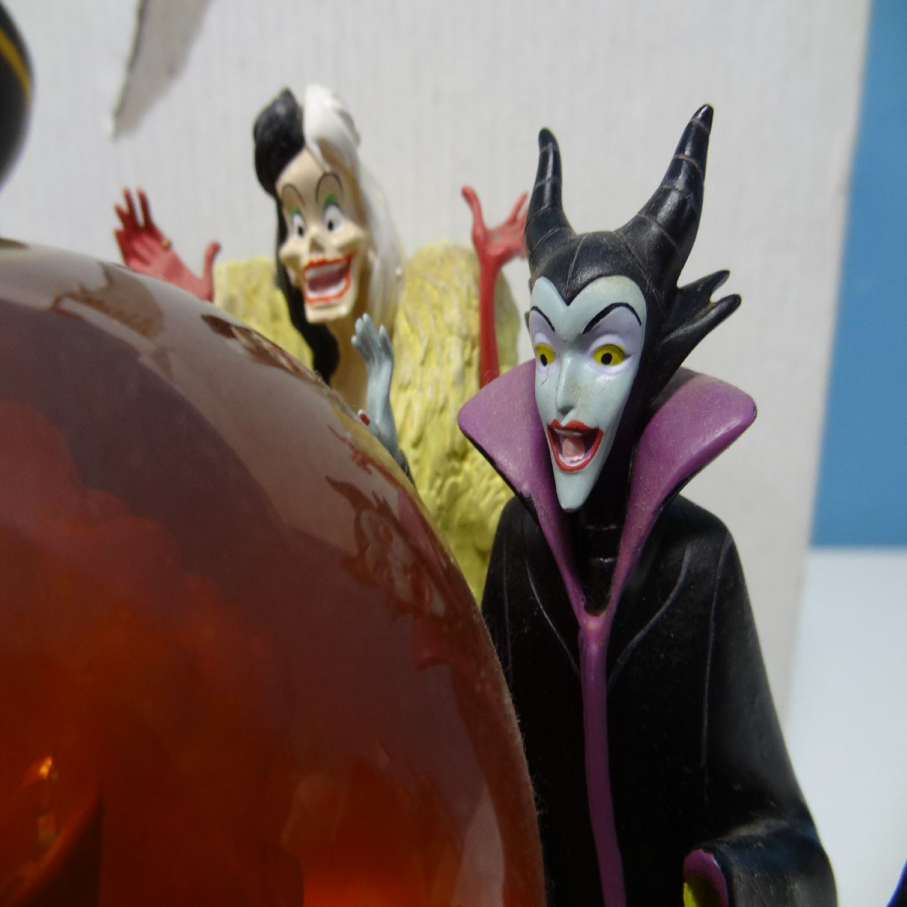 ディズニー　オルゴール　フィギュア　ヴィランズ　スノードーム　Disney 訳あり】ディズニー ヴィランズ スノードーム オルゴール - メルカリ