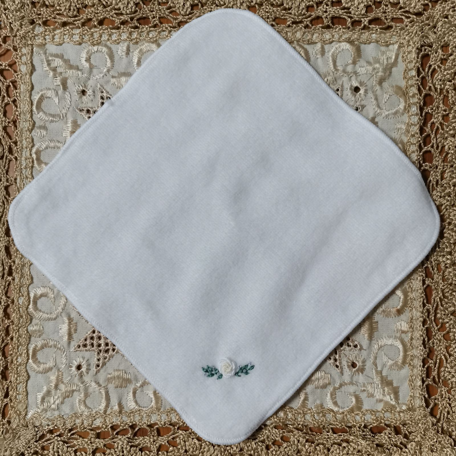 手刺繍入りハンカチタオル 白LillyWhiteシリーズ お受験 通園
