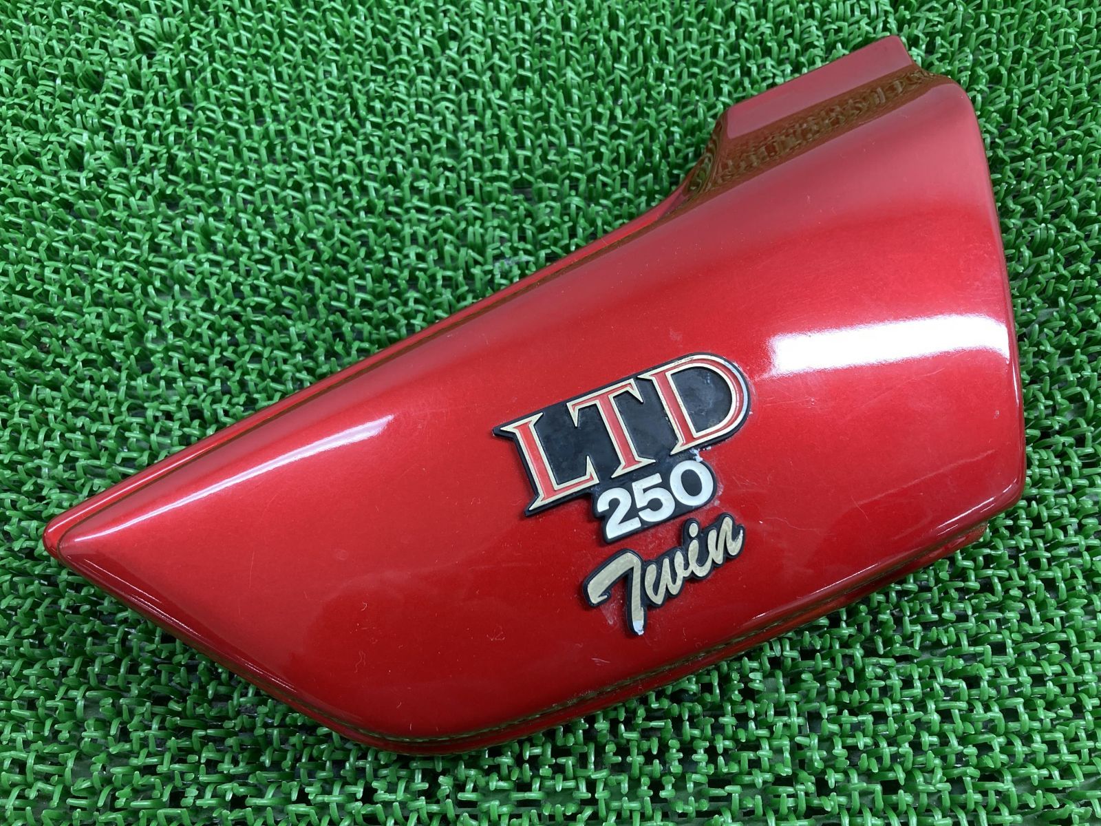 Z250LTD-Twin サイドカバー 右 赤M 36001-1126 カワサキ 純正 中古 バイク 部品 KZ250H 当時物 割れ欠け無し 希少品 品薄 車検 Genuine
