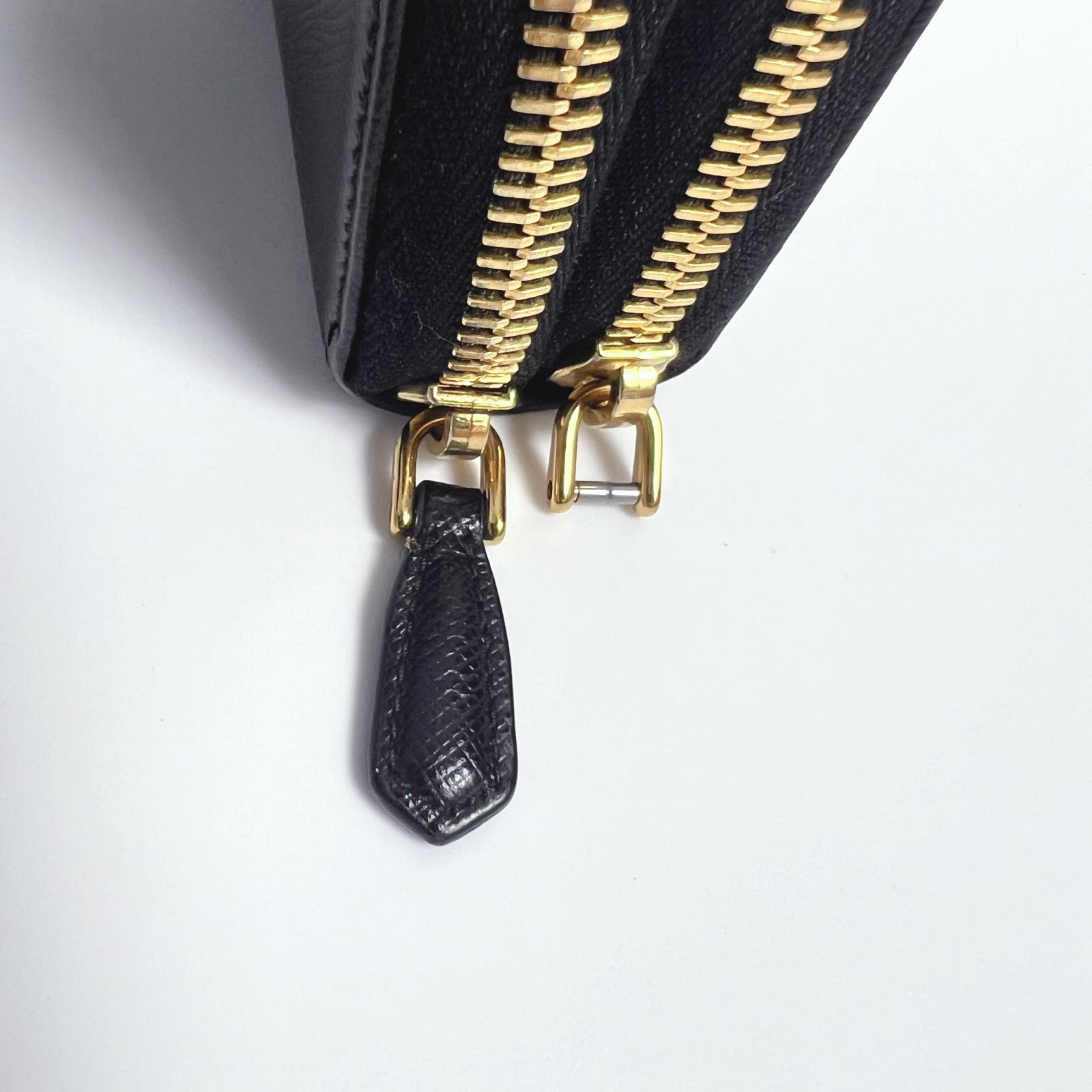 ✨️美品✨️ PRADA サフィアーノレザー 金プレート コインケース 黒 プラダ PRADA コインケース 小銭入れ 大容量のカードホルダー