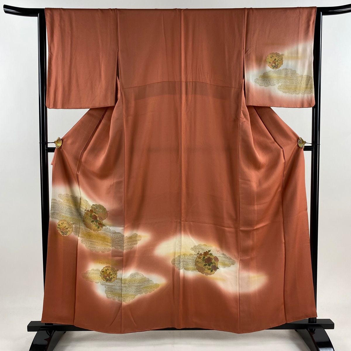 訪問着 身丈158cm 裄丈64cm M 袷 雪輪 草花 刺繍 金彩 ピンクベージュ 正絹 秀品