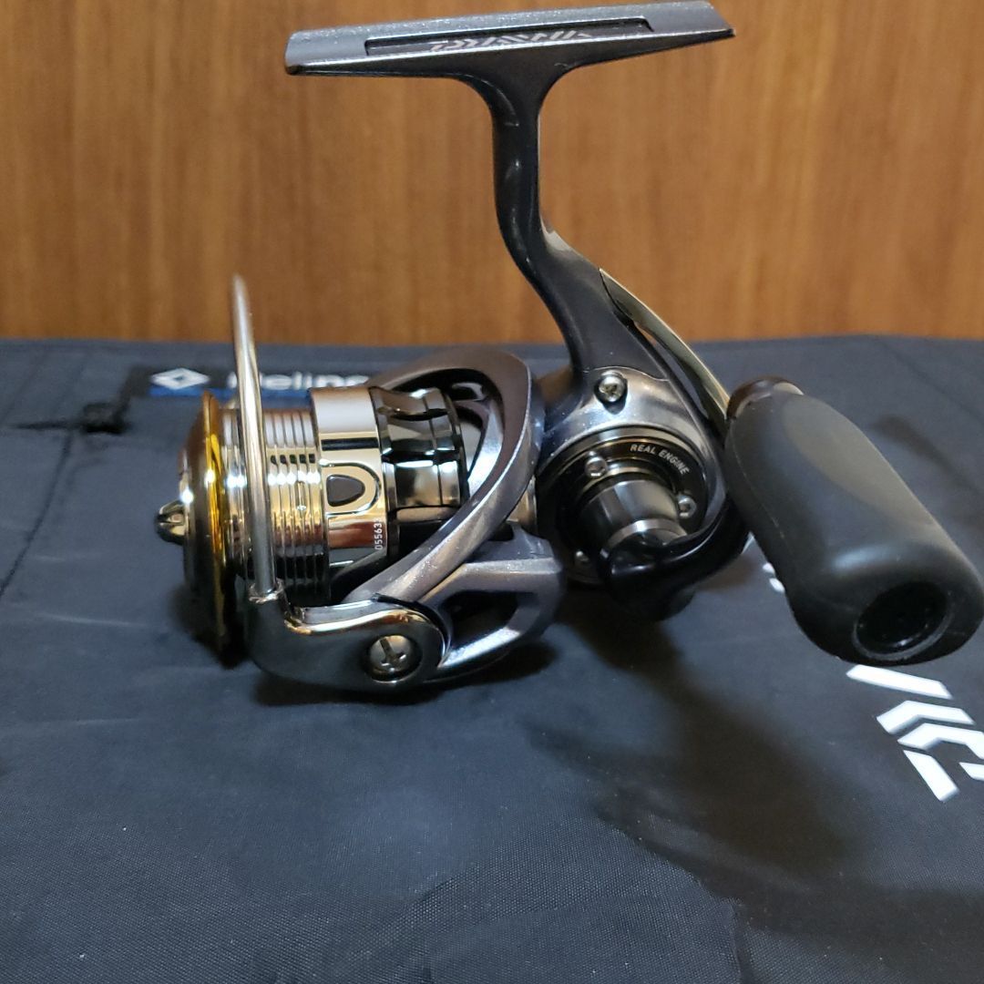 ダイワ LUVIAS 2004 フィッシングリール DAIWA LUVIAS 2004 Gear ratio 4.8 Spinning Reel Excellent