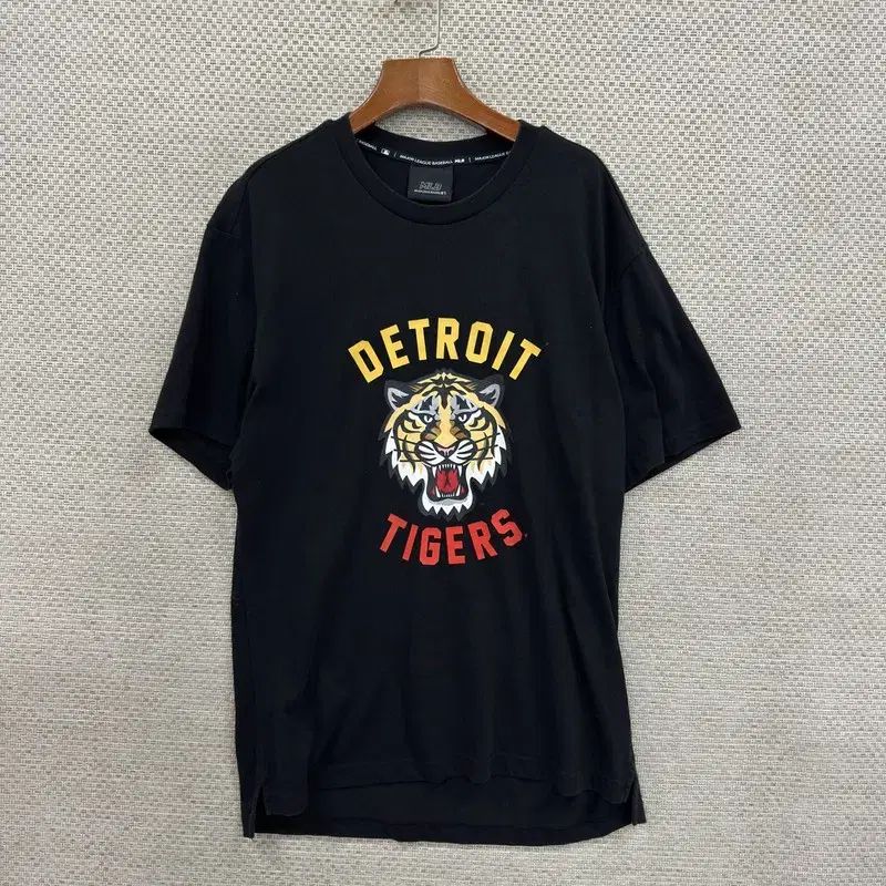 MLB 虎 プリント 黒 半袖Tシャツ 100 D05975