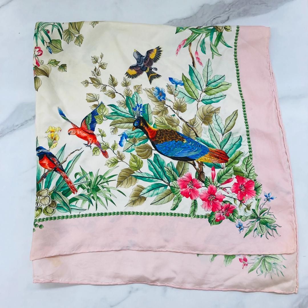 【新品未使用】GUCCI 鳥と花のフローラルスカーフ　シルク100% GUCCI グッチ オールドグッチ スカーフ 鳥 花 ピンク×ホワイト系