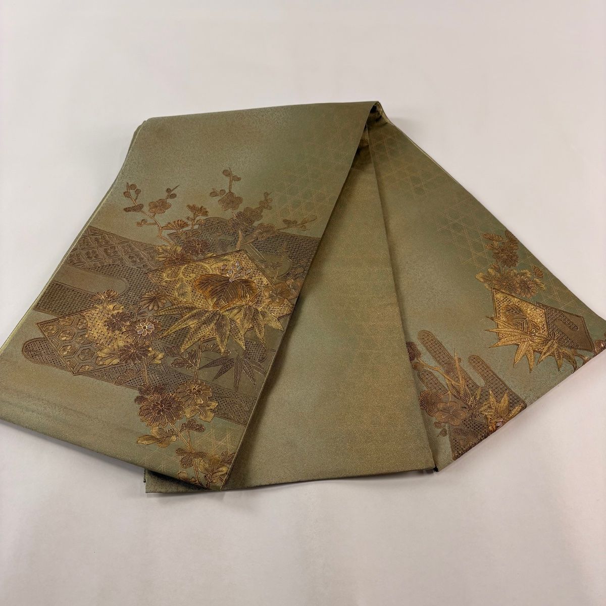 寛文菊 唐織 袋帯 ふっくら 立体的 金糸 正絹 お太鼓柄 黒地 袋帯 秀品 桐 菊 螺鈿 金彩 鶯色 お太鼓柄 正絹 【中古】 - メルカリ