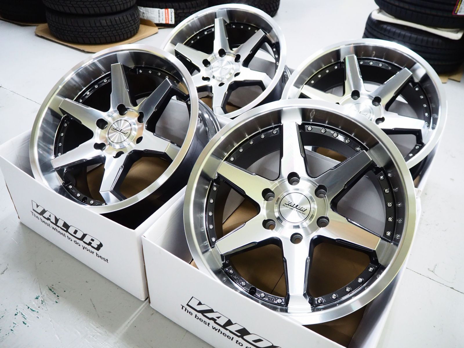 カスタムサイズ 要オーバーフェンダー 深リム コンケイブ VALOR DCR 18inch 9.0J 6H139.7 +20 TOYO H30  225/50R18 ホワイトレター 200系ハイエース