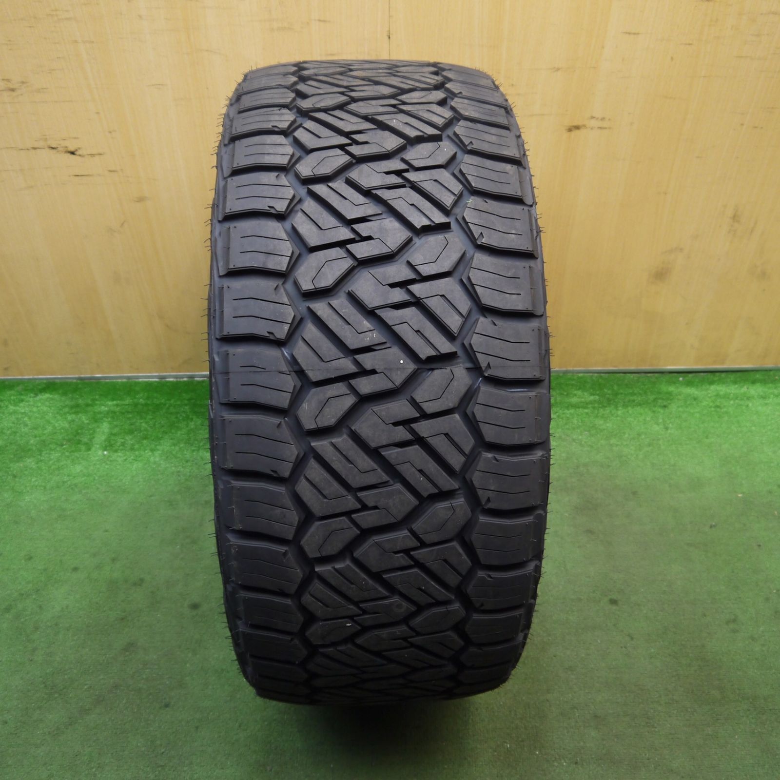 24年 1本 305 40R22 ニットー RECON GRAPPLER A T タイヤ 22インチ ランクル 100 200 等 5081806Hノタ