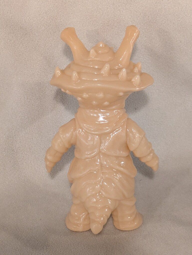 MAXTOY ミニソフビ怪獣倉庫円谷プロ カネゴン 蓄光ブラウン成型/赤/白 MAXTOY ミニソフビ怪獣倉庫シリーズ 円谷プロ カネゴン 蓄光