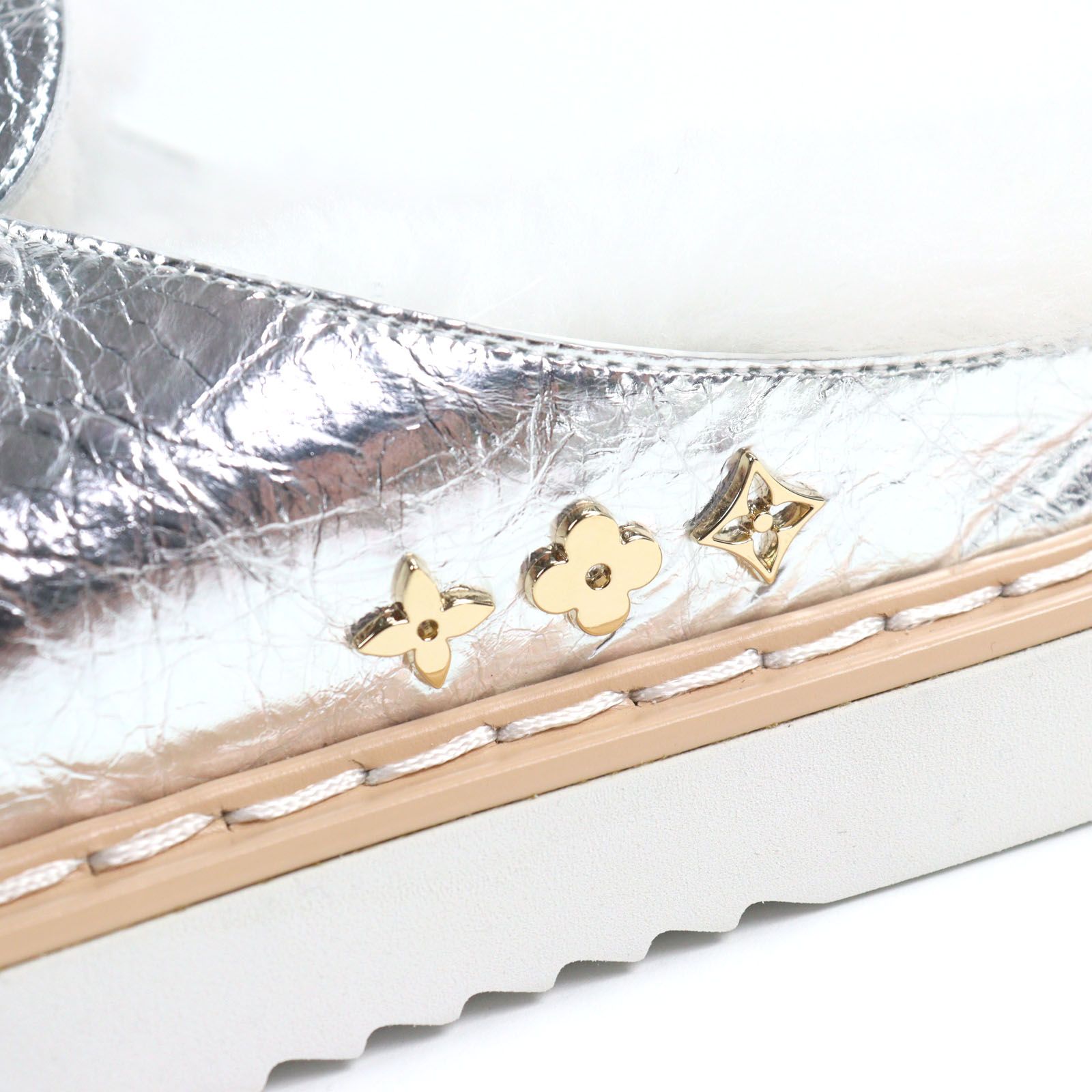 極美品○LOUIS VUITTON ルイヴィトン 1A9INM LVイージー・ライン レザー LVイニシャルベルト モノグラムフラワー メタリック サンダル 7 極美品○LOUIS VUITTON ルイヴィトン 1A9INM LVイージー・ライン