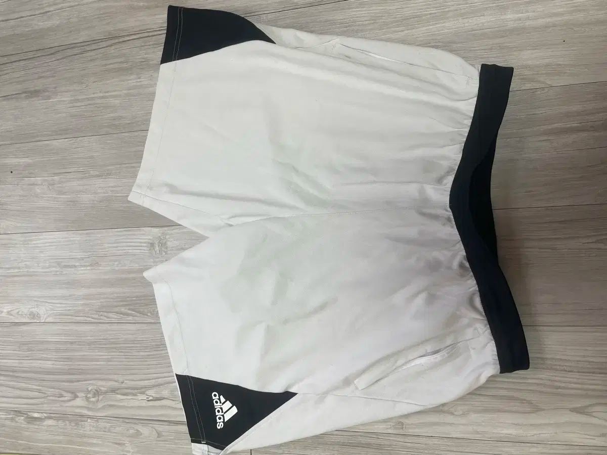 米国では 山 adidas(アディダス) ハーフパンツ 販売