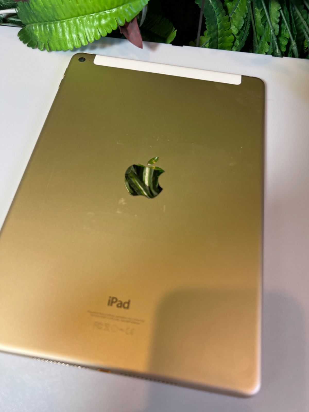 美品］ Apple iPad Air 第2世代/32GB/SIMフリー/Wi-Fi+Cellular 
