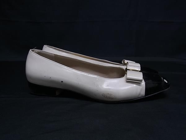 フェラガモ　ヴァラ　パンプス　ホワイト　アイボリー　未使用　7.5 ヴァラ - ウィメンズ | Ferragamo